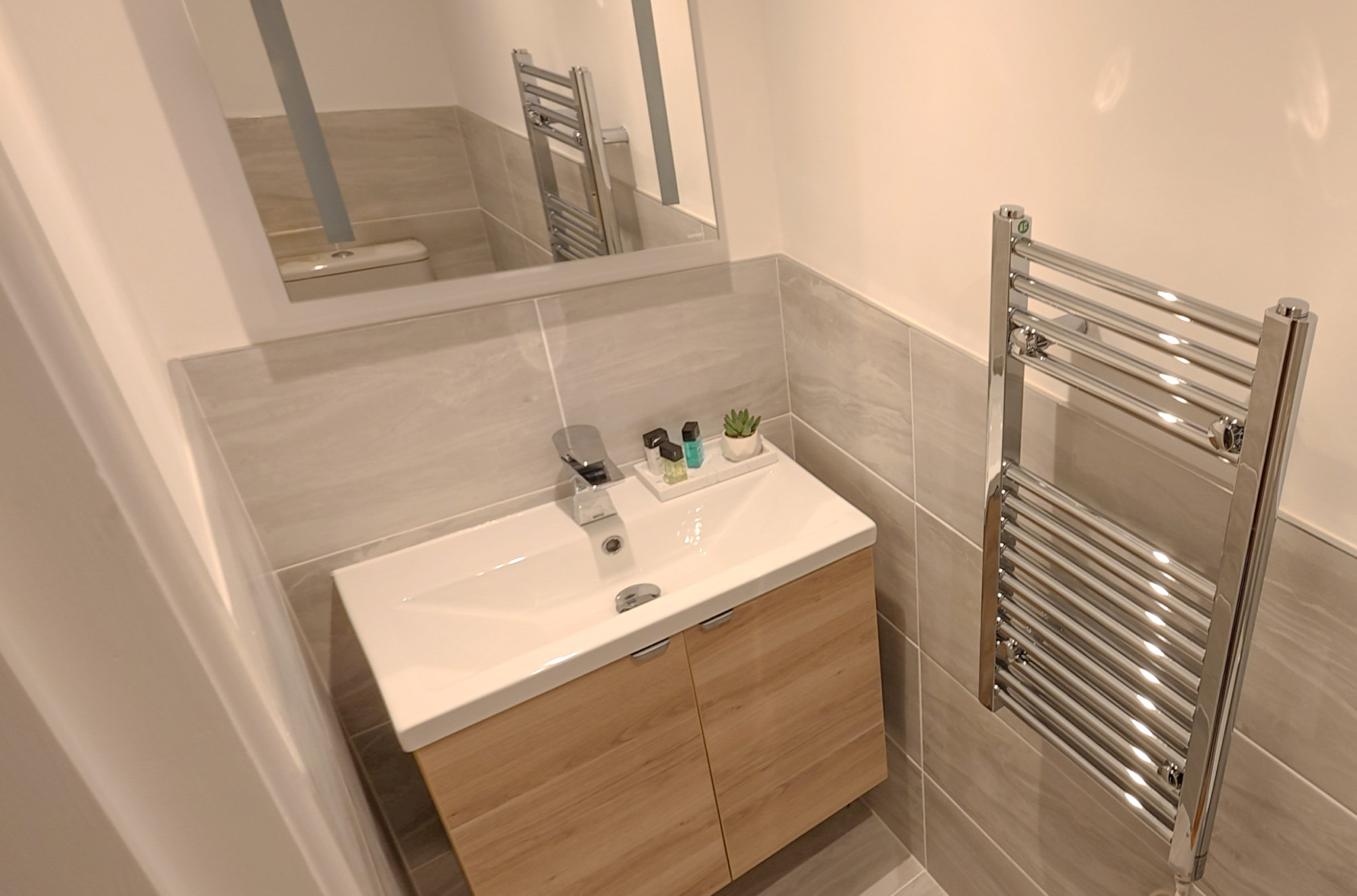 Main bedroom ensuite bathroom